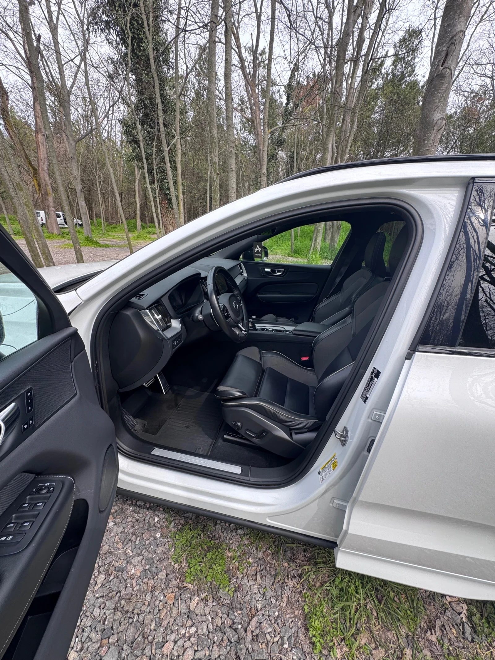 Volvo XC60 R-design Plug-in Hybrid T8 , снимка 11 - Автомобили и джипове - 54204659