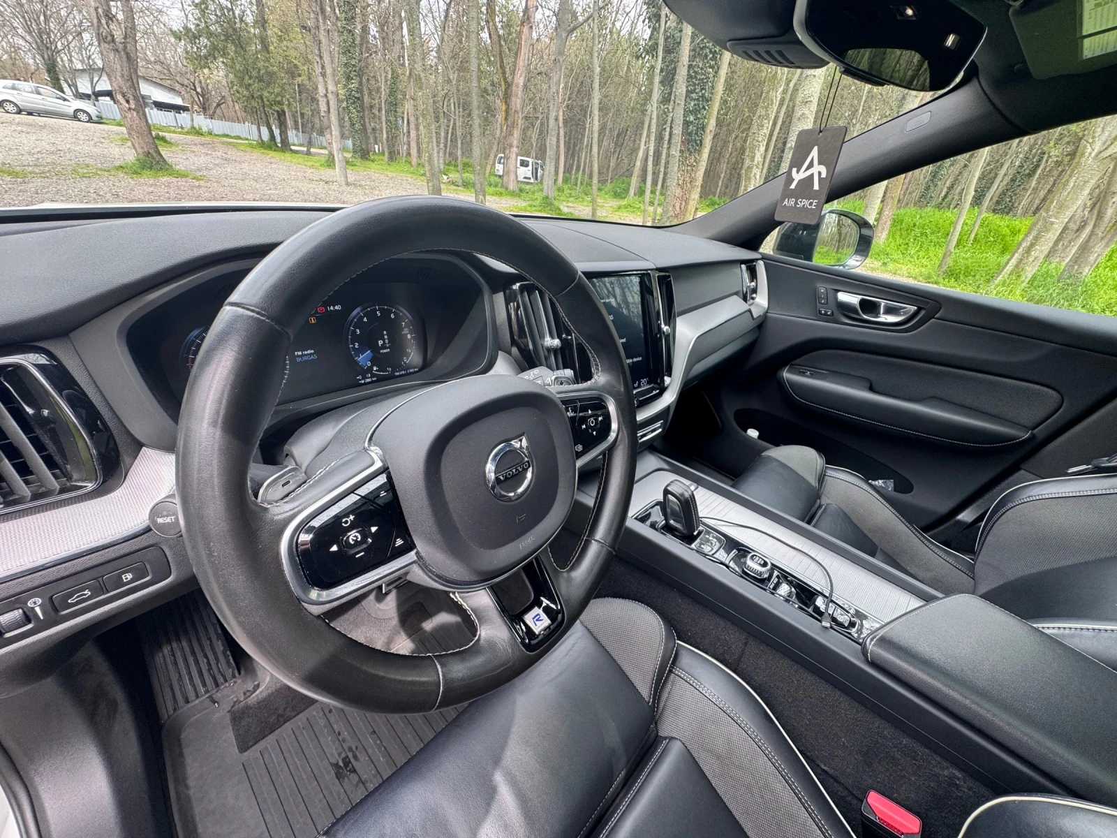 Volvo XC60 R-design Plug-in Hybrid T8 , снимка 8 - Автомобили и джипове - 54204659