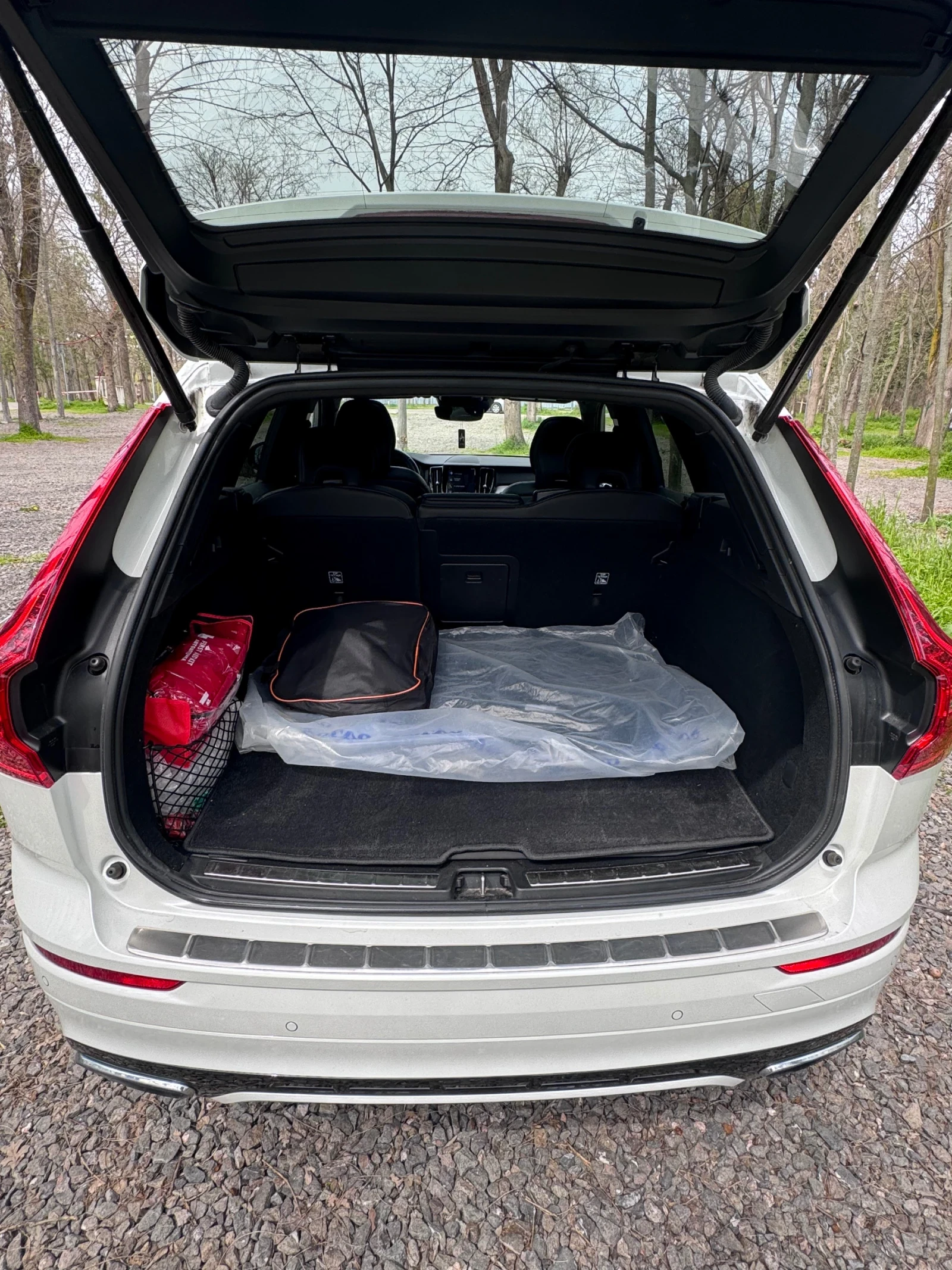 Volvo XC60 R-design Plug-in Hybrid T8 , снимка 6 - Автомобили и джипове - 54204659