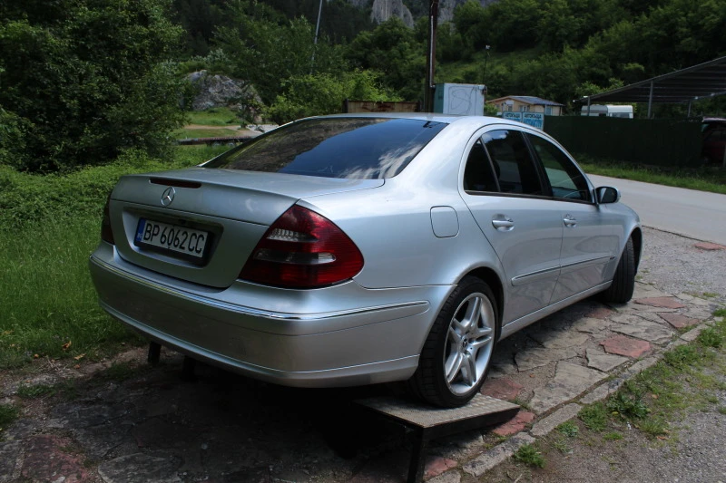 Mercedes-Benz E 270 2.7CDI СЕДАН, снимка 3 - Автомобили и джипове - 47403671