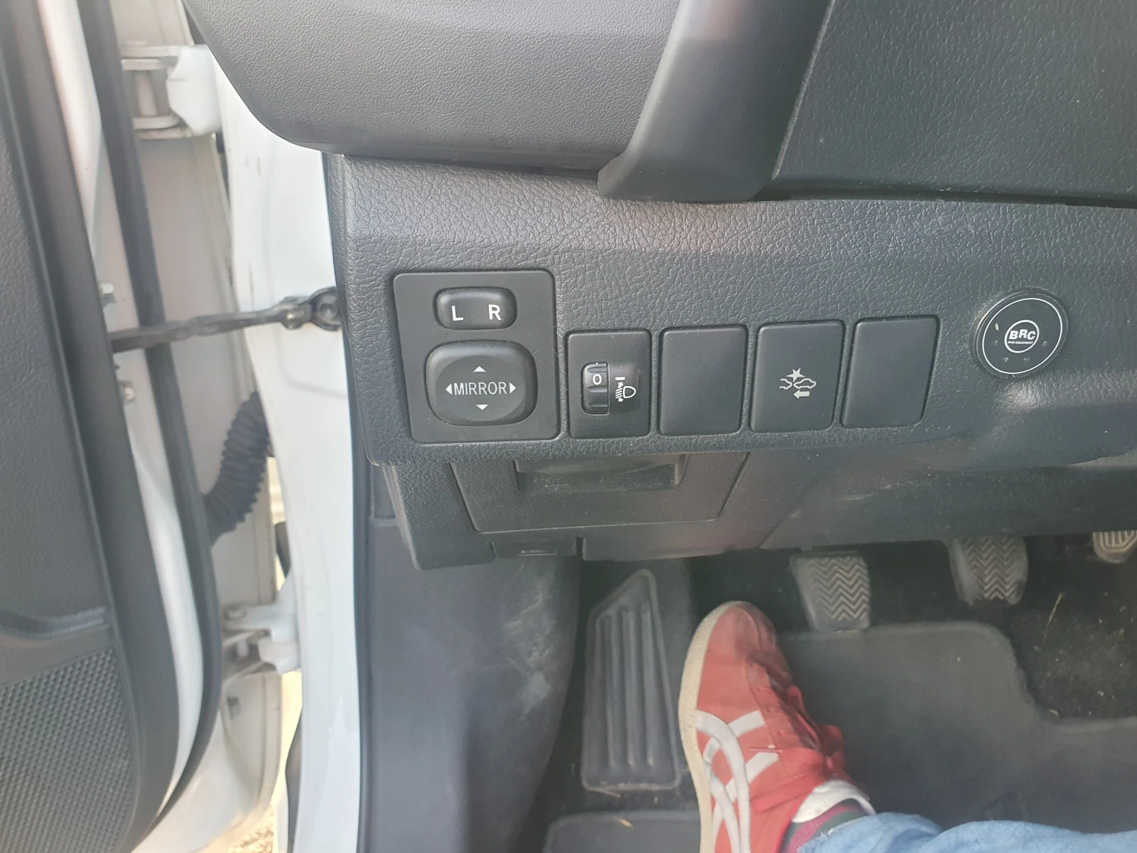 Toyota Auris -1.6 VVTI "Premium"- газ.инж. - изображение 9