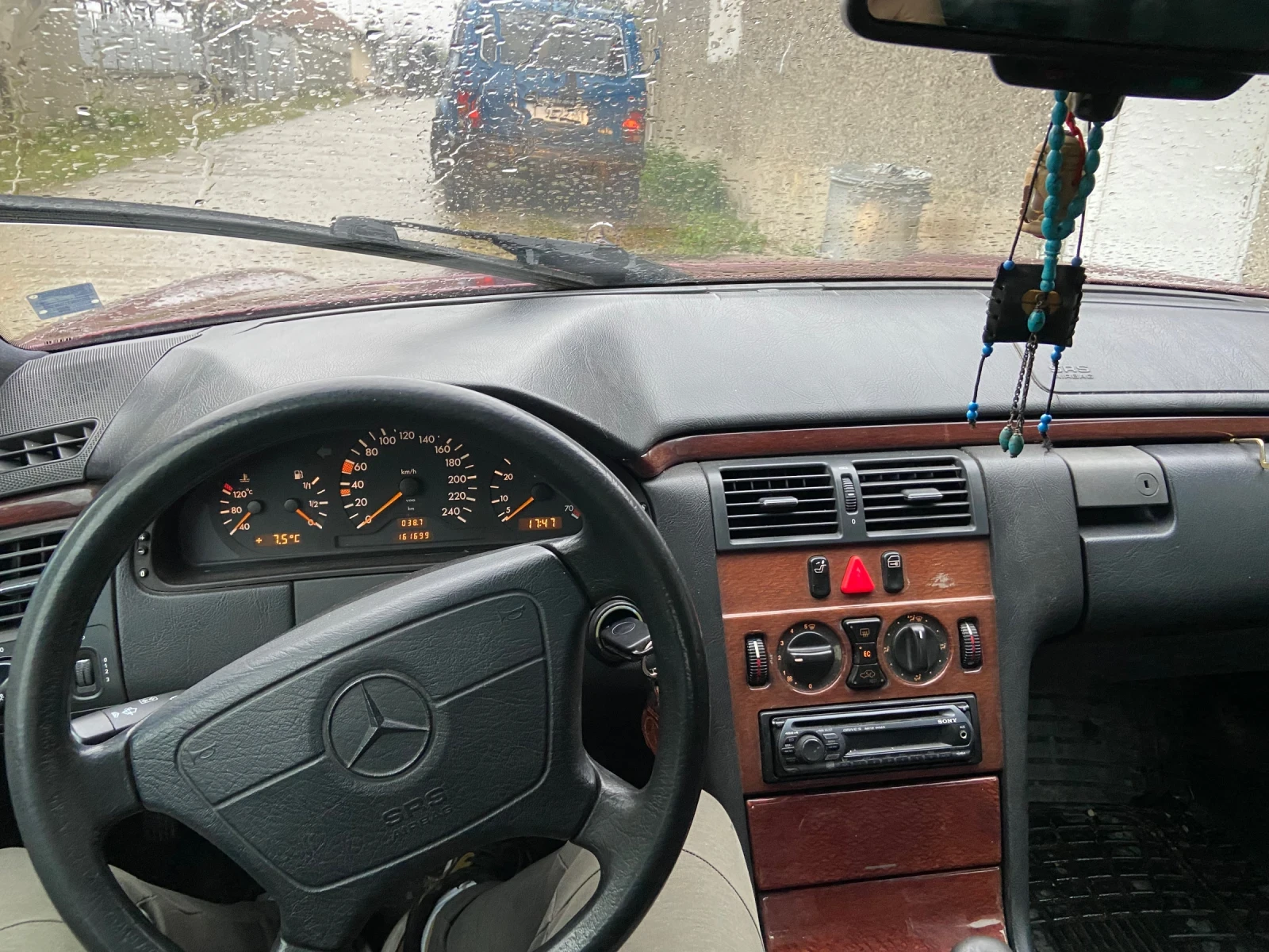Mercedes-Benz E 200  - изображение 6