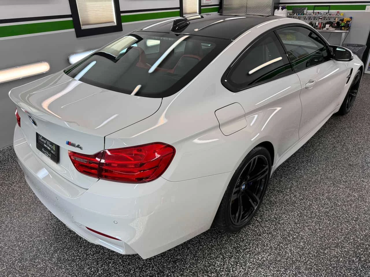 BMW M4 * Harman Kardon * Червен салон * Карбонов таван * , снимка 3 - Автомобили и джипове - 54242763