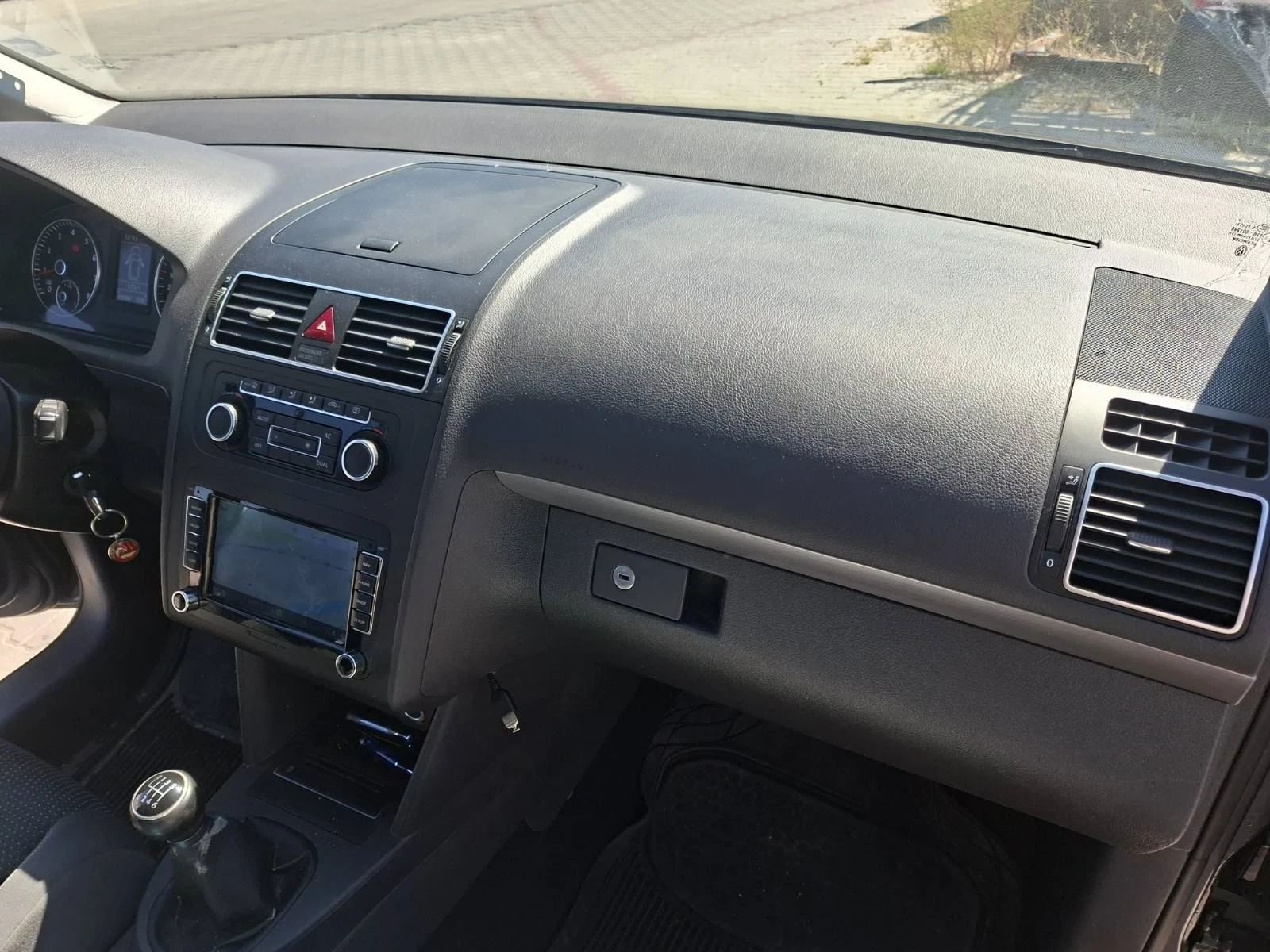 VW Touran Заводски метан, снимка 7 - Автомобили и джипове - 56119373