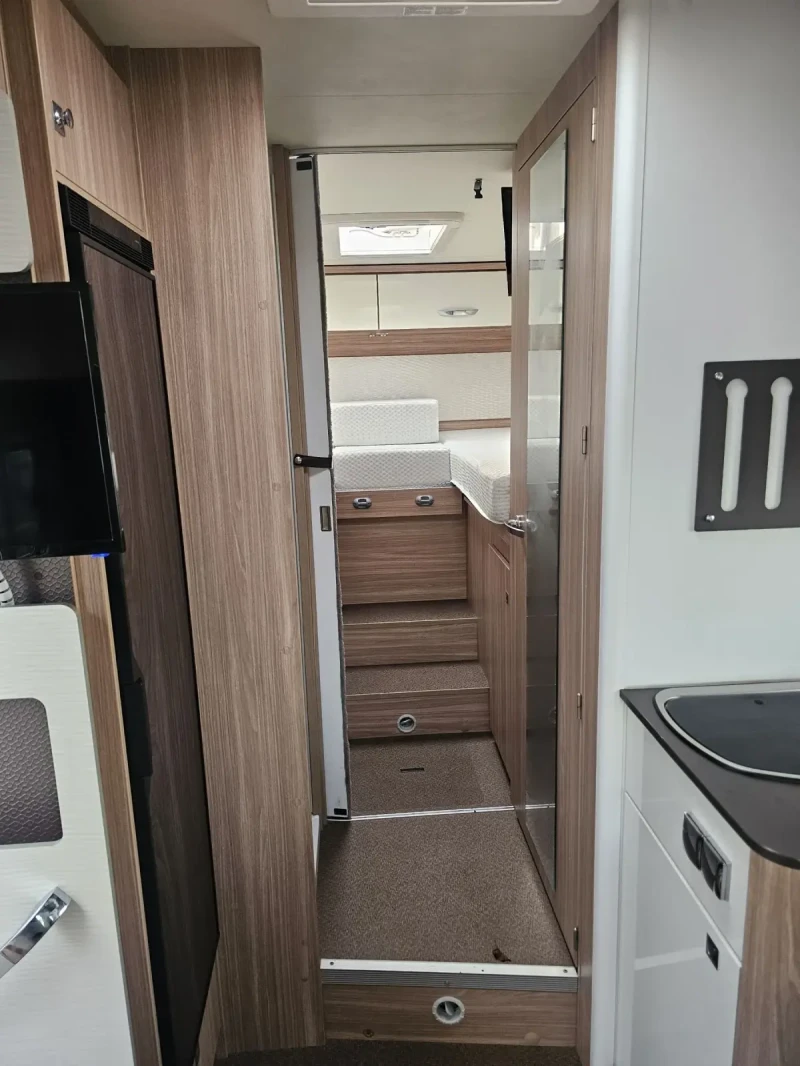 Кемпер Burstner Т729G, снимка 10 - Каравани и кемпери - 53380547