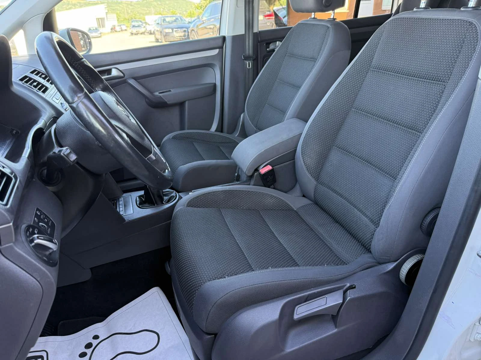 VW Touran 1.6TDI 105kc Italia, снимка 11 - Автомобили и джипове - 54944850