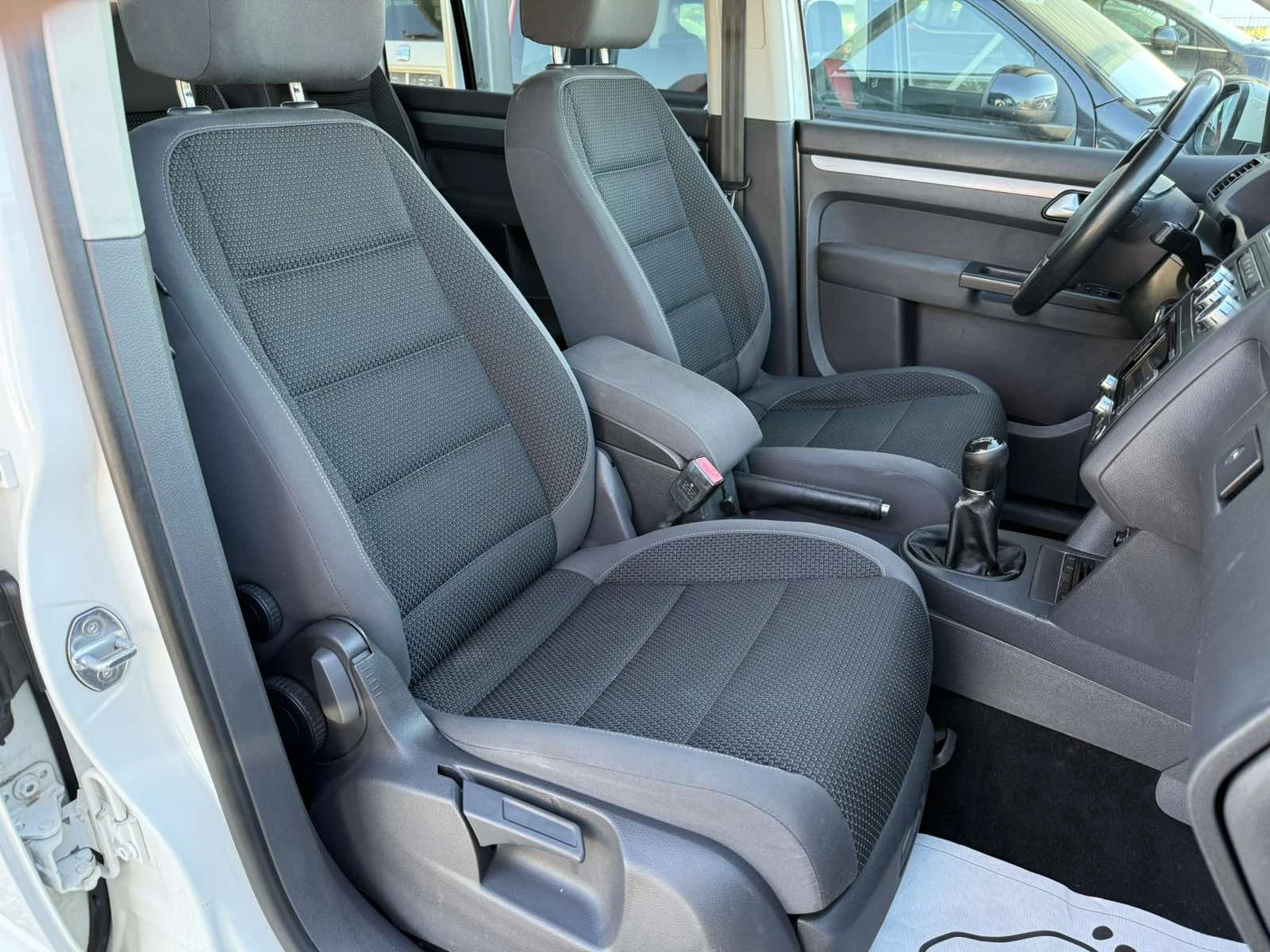 VW Touran 1.6TDI 105kc Italia, снимка 14 - Автомобили и джипове - 54944850
