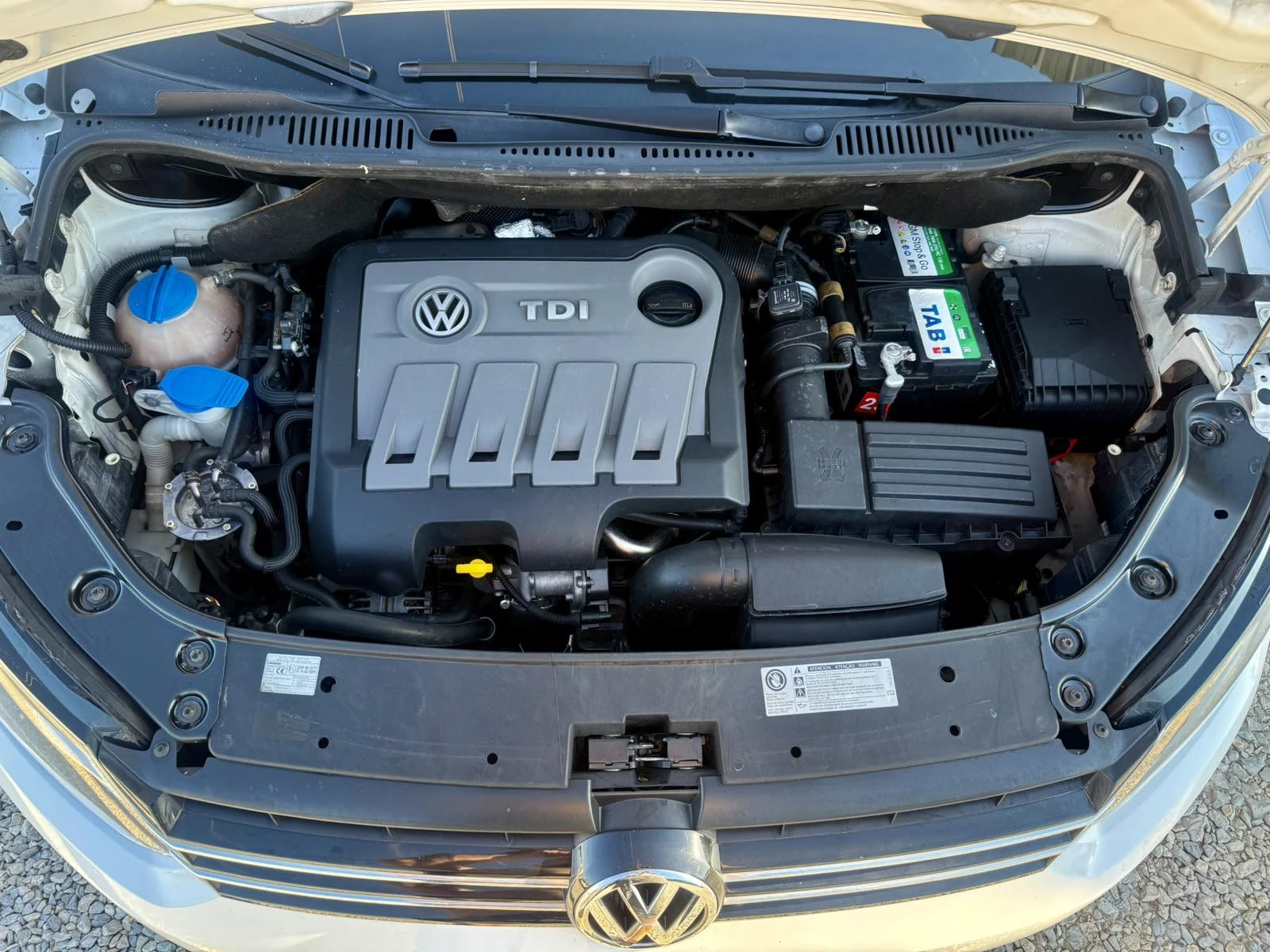 VW Touran 1.6TDI 105kc Italia, снимка 17 - Автомобили и джипове - 54944850