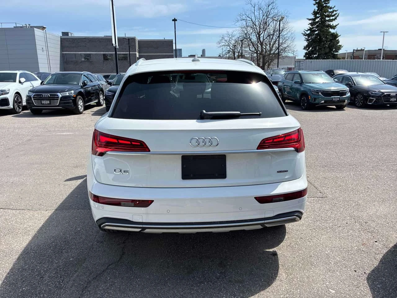 Audi Q5 * Komfort * CARFAX * ПАНО * KEYLESS * КЛИПОВЕ, снимка 4 - Автомобили и джипове - 54303202