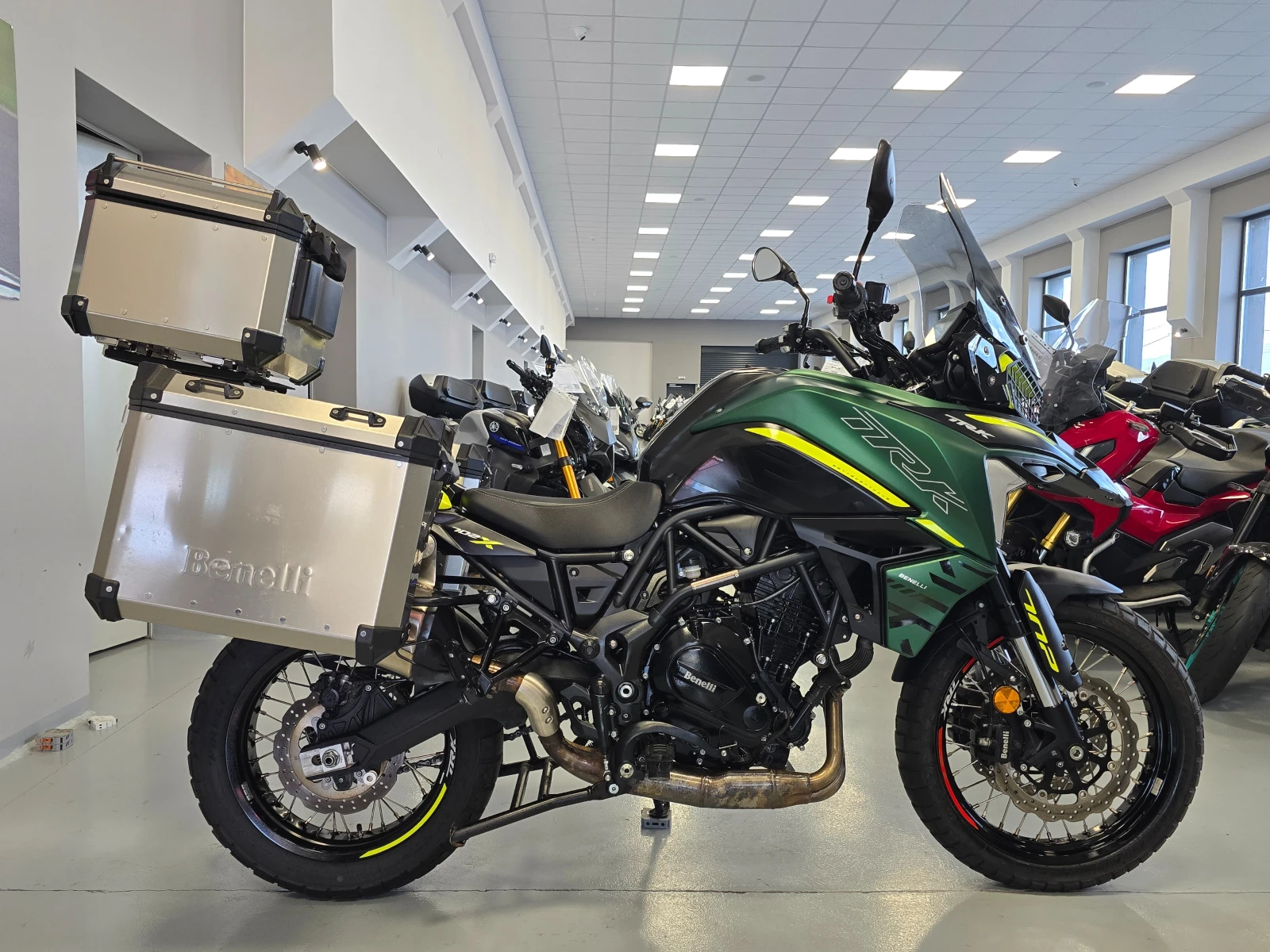 Benelli TRK 702X ABS, 2024г., снимка 2 - Мотоциклети и мототехника - 54770222