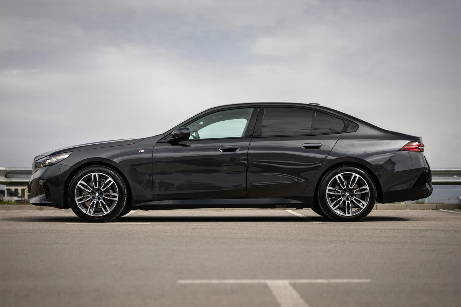 BMW 520 M-SPORT NEW MODEL/LED/SHADOW LINE/360/HEAD UP - изображение 2