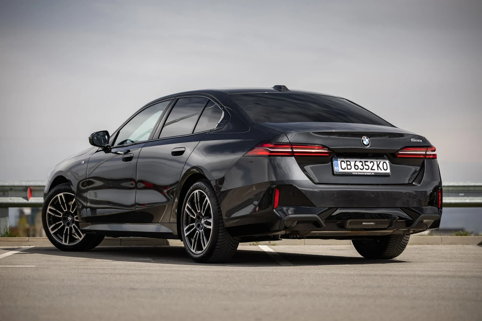 BMW 520 M-SPORT NEW MODEL/LED/SHADOW LINE/360/HEAD UP - изображение 3