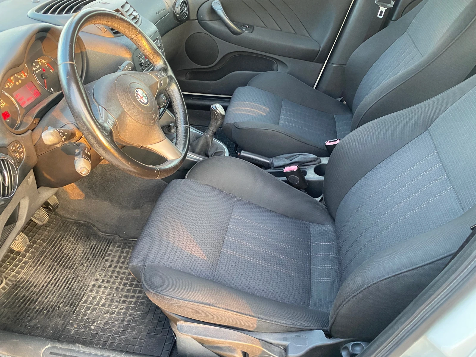 Alfa Romeo 147 1.6 I  | Mobile.bg   13