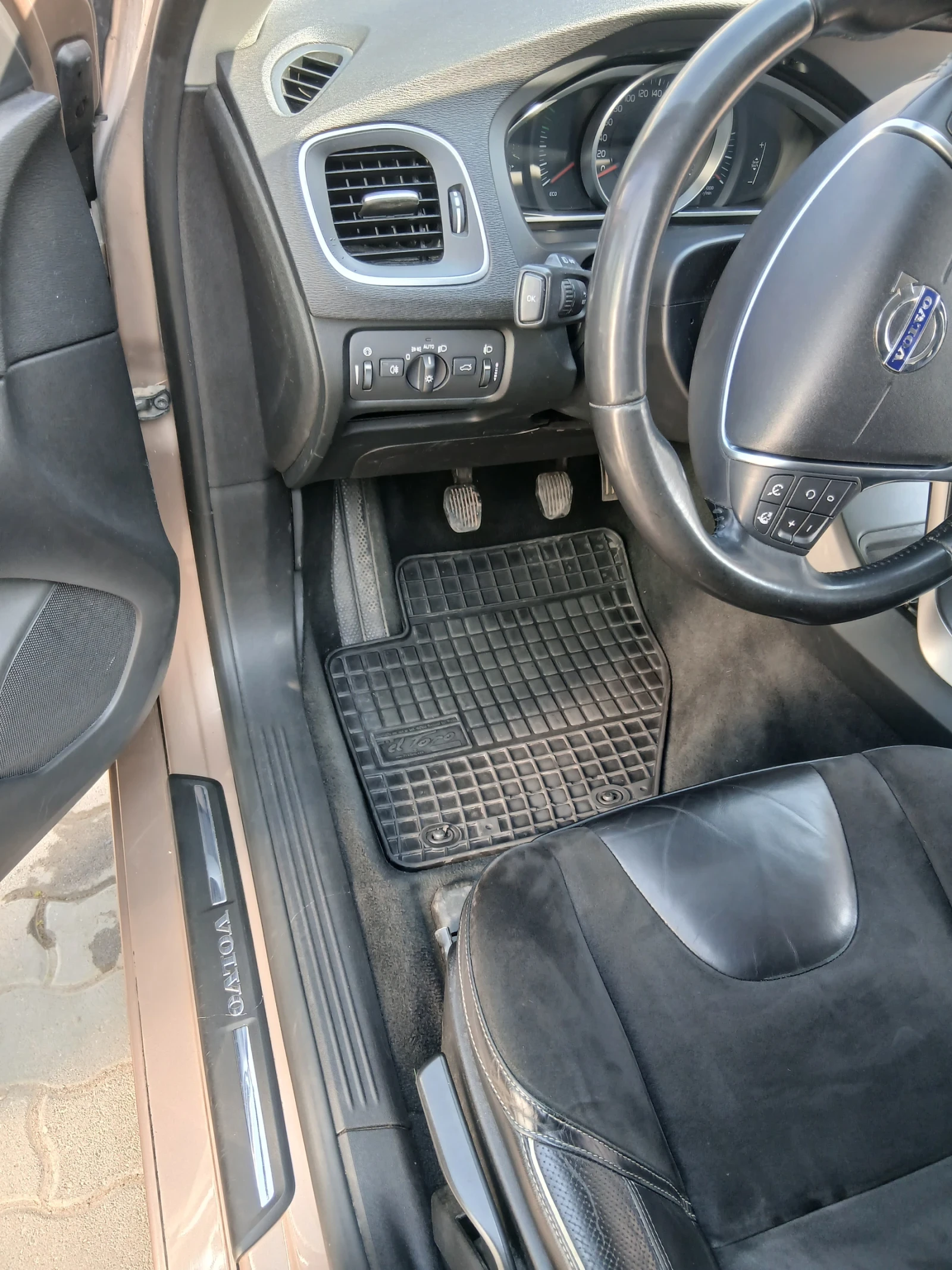 Volvo V40 1.6 HDI, снимка 12 - Автомобили и джипове - 53877032