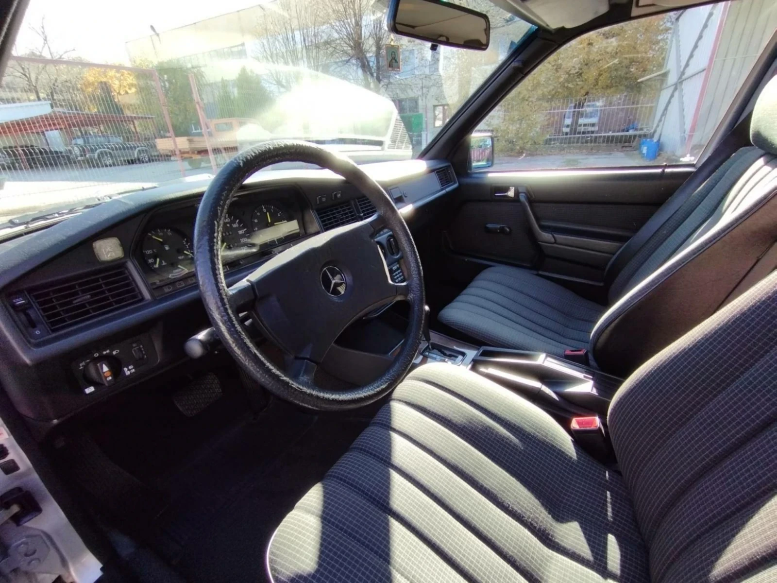 Mercedes-Benz 190 2.0benzin_Automatik, снимка 11 - Автомобили и джипове - 54588304