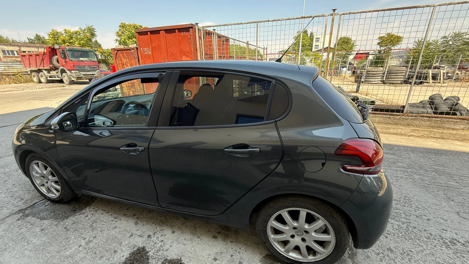 Peugeot 208, снимка 3 - Автомобили и джипове - 56207897