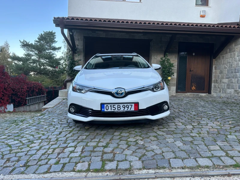 Toyota Auris 1, 8 Hybrid Edition S+ , снимка 2 - Автомобили и джипове - 47648385