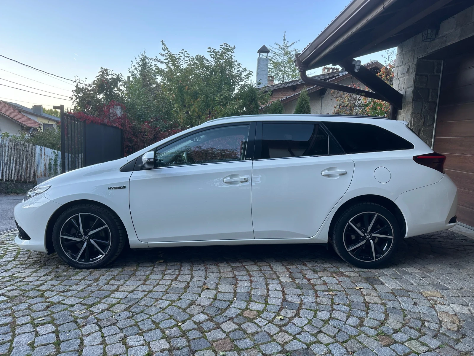 Toyota Auris 1, 8 Hybrid Edition S+  - изображение 8