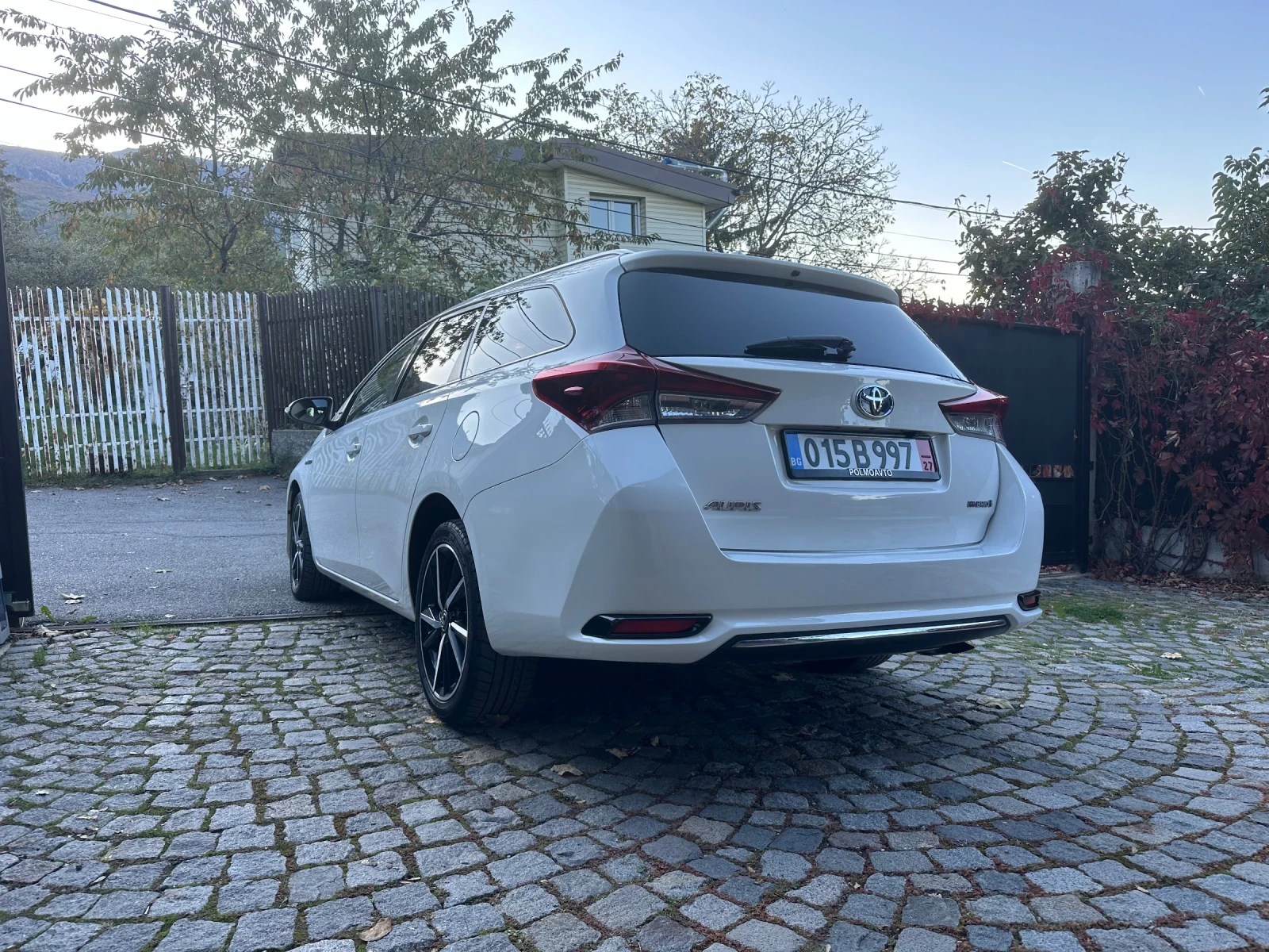 Toyota Auris 1, 8 Hybrid Edition S+  - изображение 7