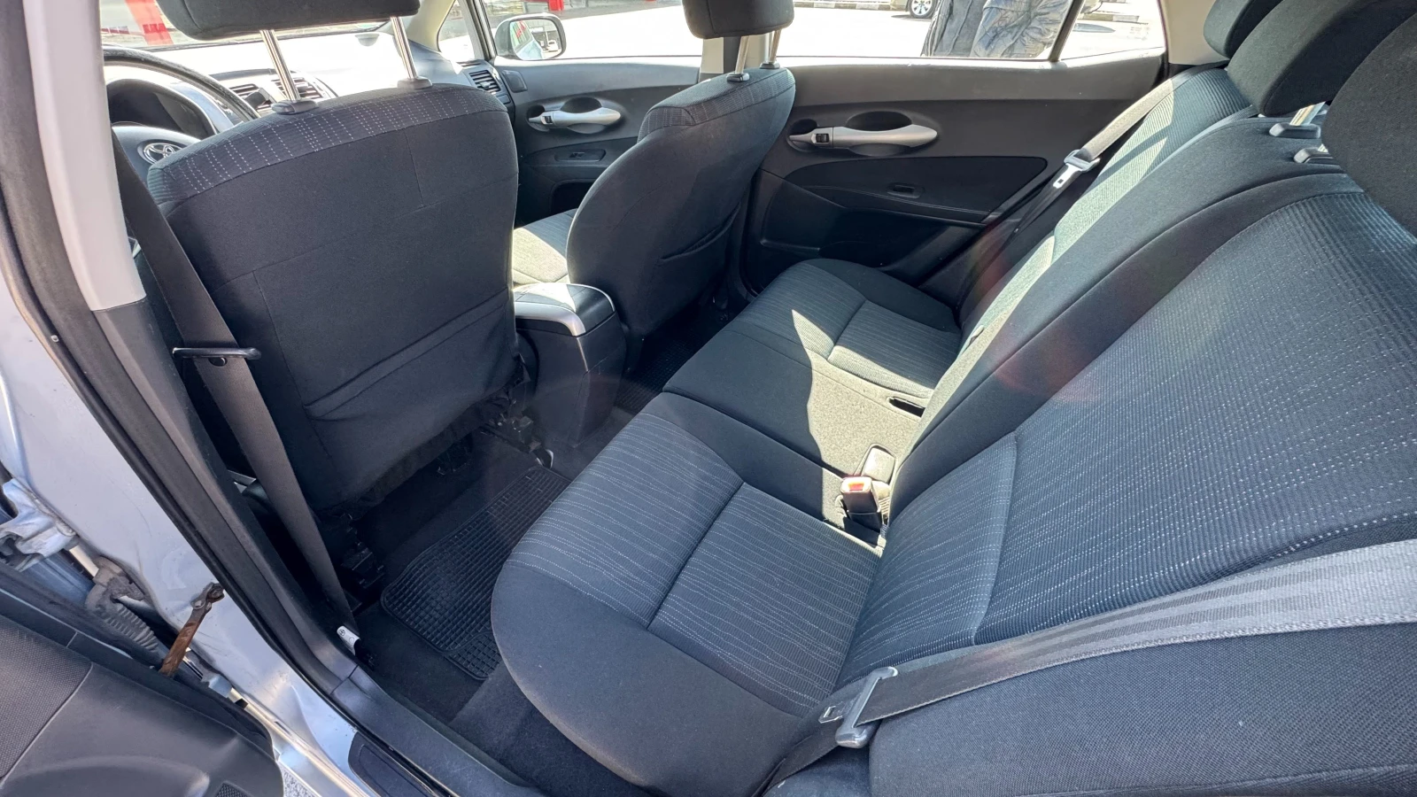 Toyota Auris, снимка 10 - Автомобили и джипове - 55384850