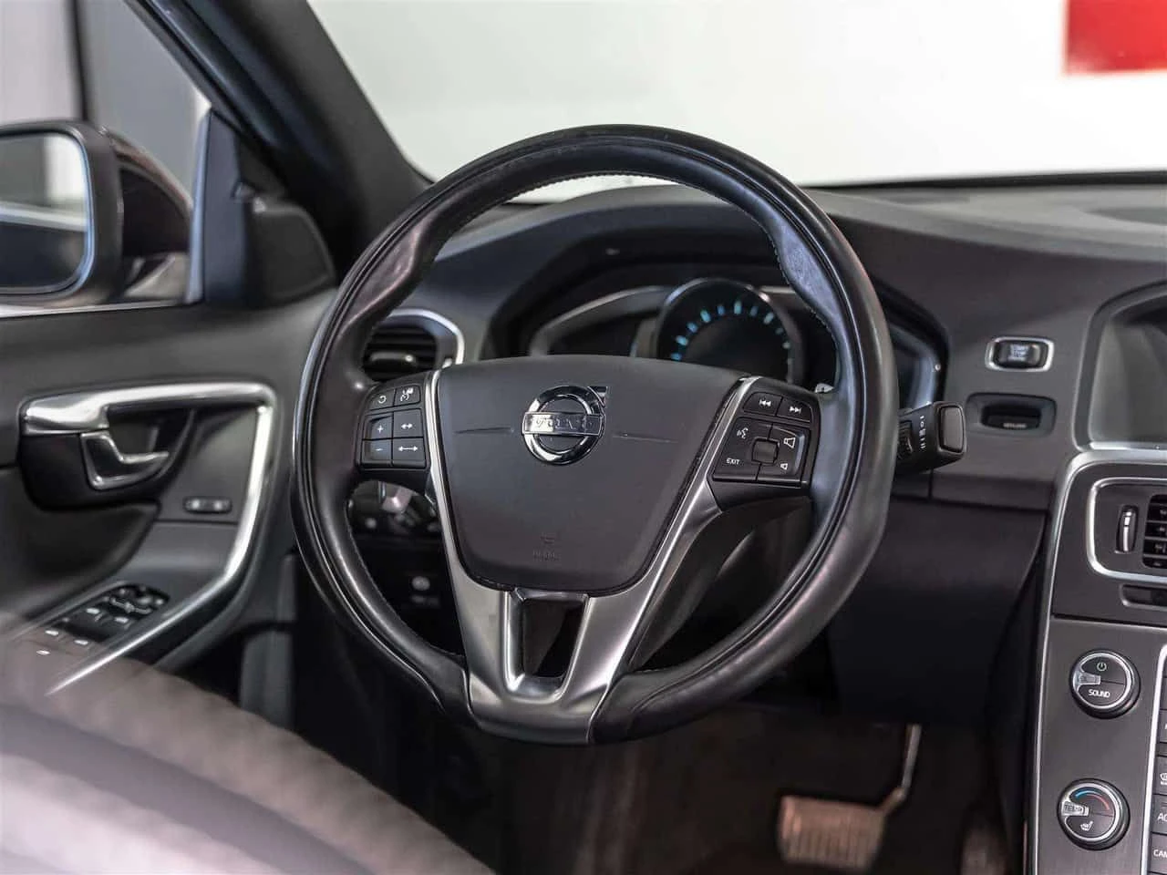 Volvo S60 * Platinum (non R design) * CARFAX * ЦЕНА ДО БГ, снимка 7 - Автомобили и джипове - 54257380