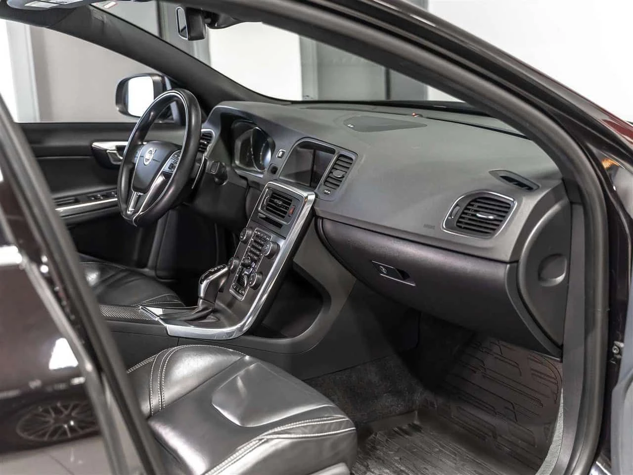 Volvo S60 * Platinum (non R design) * CARFAX * ЦЕНА ДО БГ, снимка 9 - Автомобили и джипове - 54257380