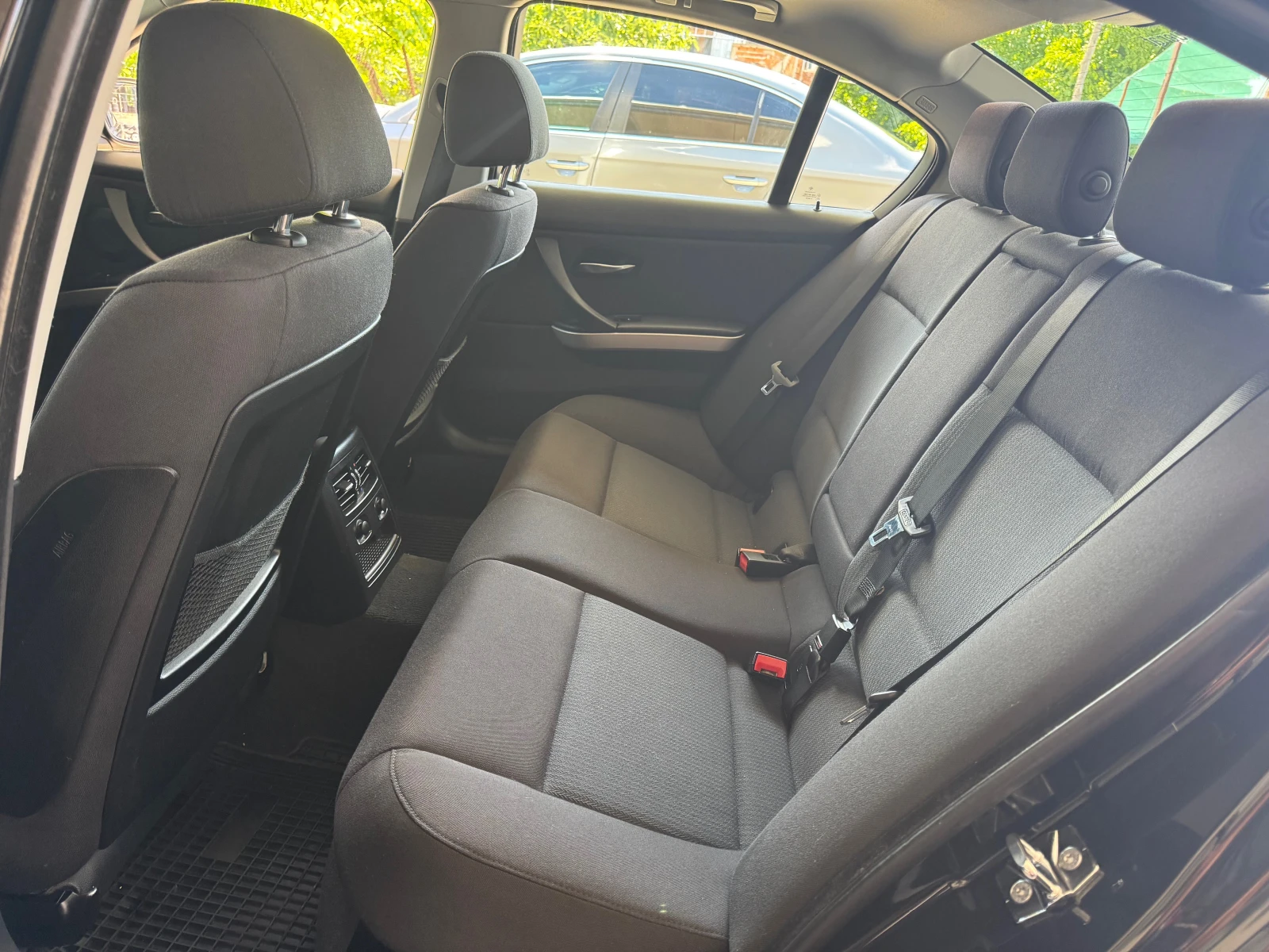 BMW 320 ПЕРФЕКТНА, снимка 15 - Автомобили и джипове - 55236613