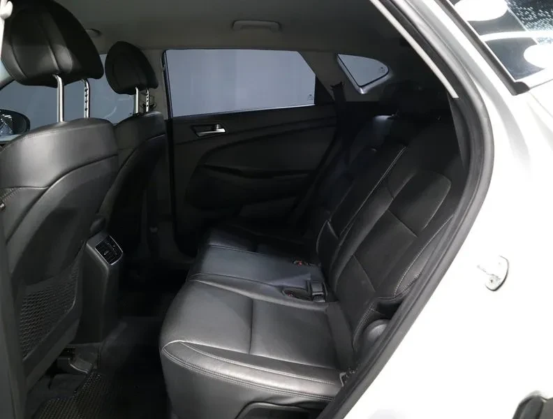 Hyundai Tucson 2.0 4WD MODERN, снимка 9 - Автомобили и джипове - 55801648