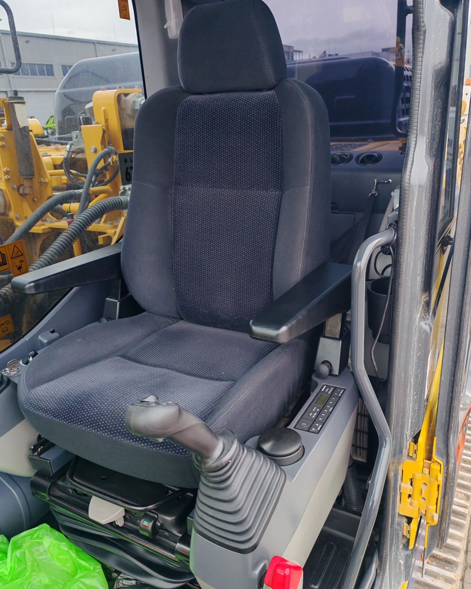 Багер Komatsu PC210-11 - изображение 8