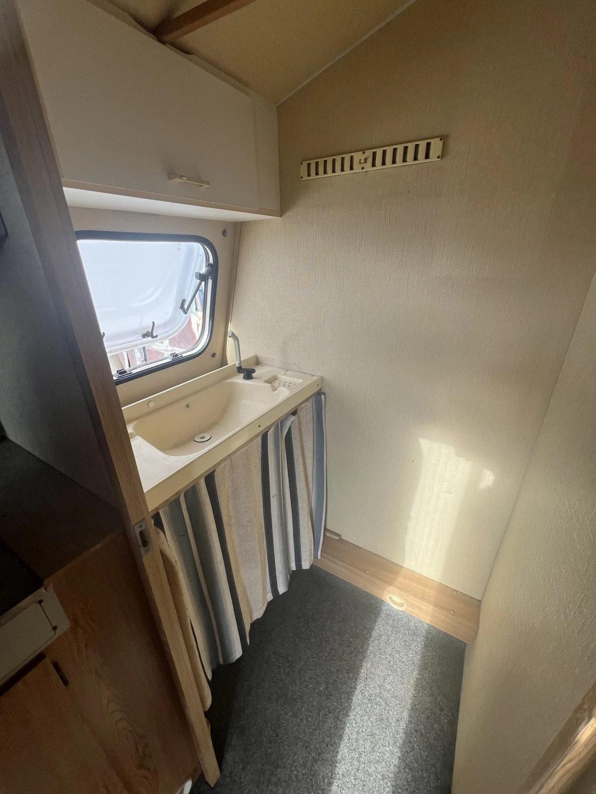 Каравана KIP Greenline, снимка 7 - Каравани и кемпери - 53829572