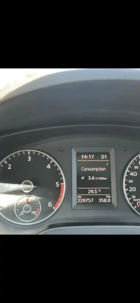 VW Jetta 1.6 TDI DSG Highline - ГАРАЖЕН /закупен от БГ/, снимка 13