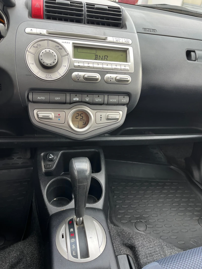 Honda Jazz 1.4i, снимка 10 - Автомобили и джипове - 48124933