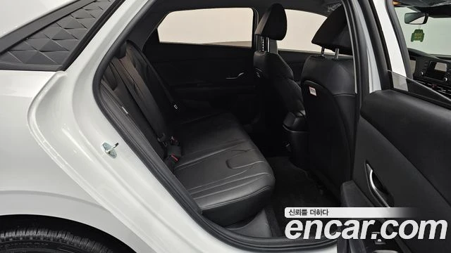 Hyundai Elantra 1.6 LPi | LED| КАМЕРА| КОЖЕН САЛОН, снимка 13 - Автомобили и джипове - 55901763
