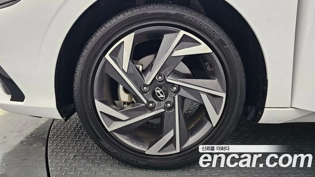 Hyundai Elantra 1.6 LPi | LED| КАМЕРА| КОЖЕН САЛОН, снимка 14 - Автомобили и джипове - 55901763