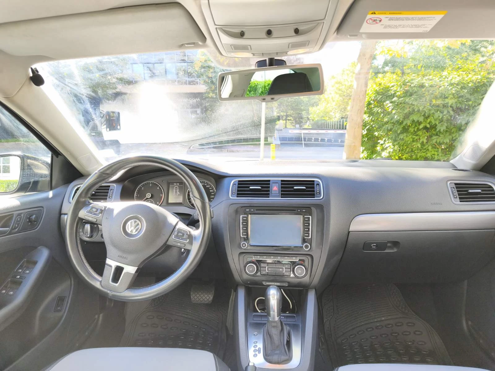 VW Jetta 1.6 TDI DSG Highline - ГАРАЖЕН /закупен от БГ/, снимка 14 - Автомобили и джипове - 56071281