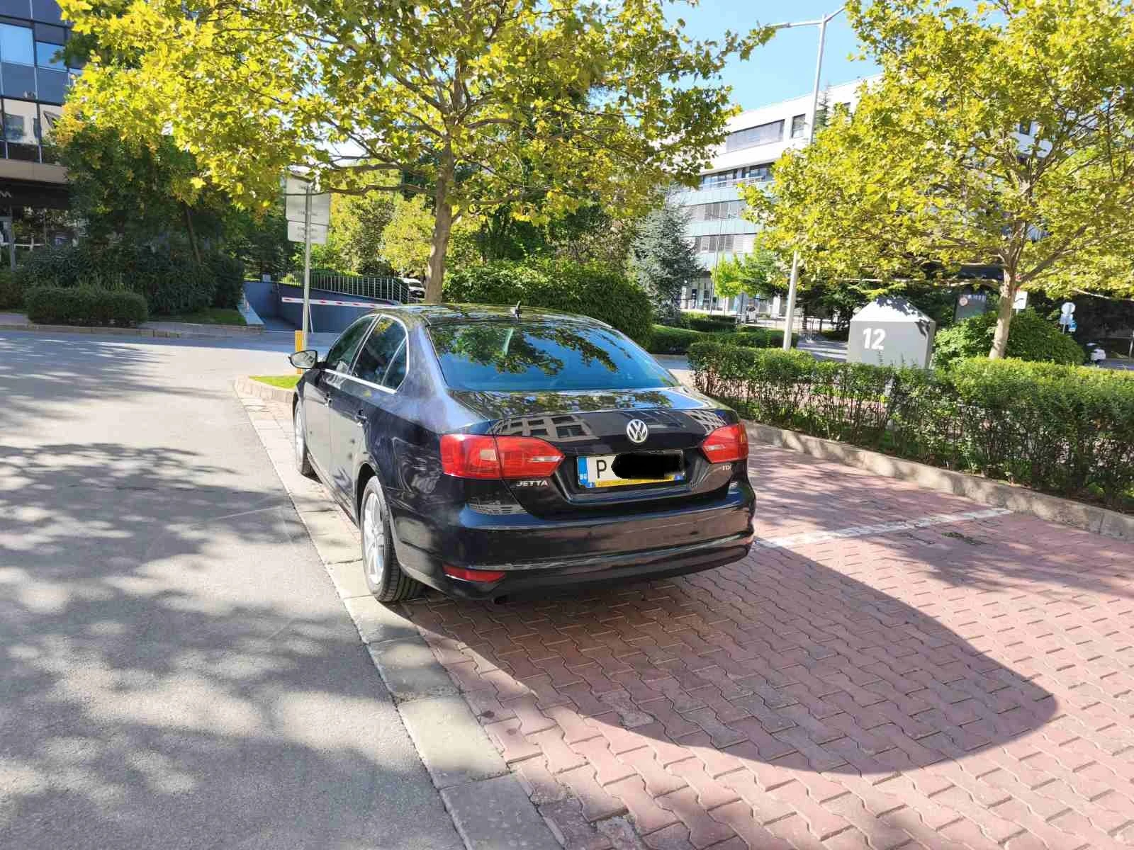 VW Jetta 1.6 TDI DSG Highline - ГАРАЖЕН /закупен от БГ/, снимка 3 - Автомобили и джипове - 56071281