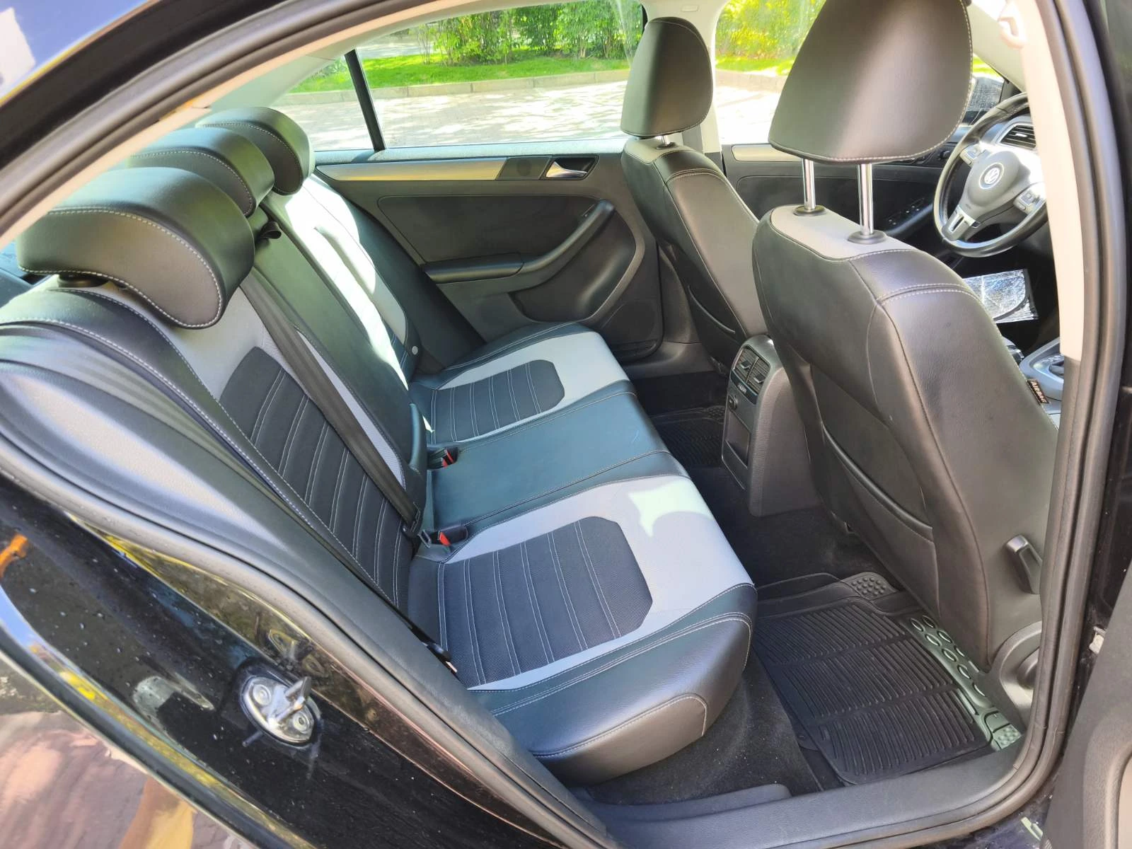 VW Jetta 1.6 TDI DSG Highline - ГАРАЖЕН /закупен от БГ/, снимка 15 - Автомобили и джипове - 56071281