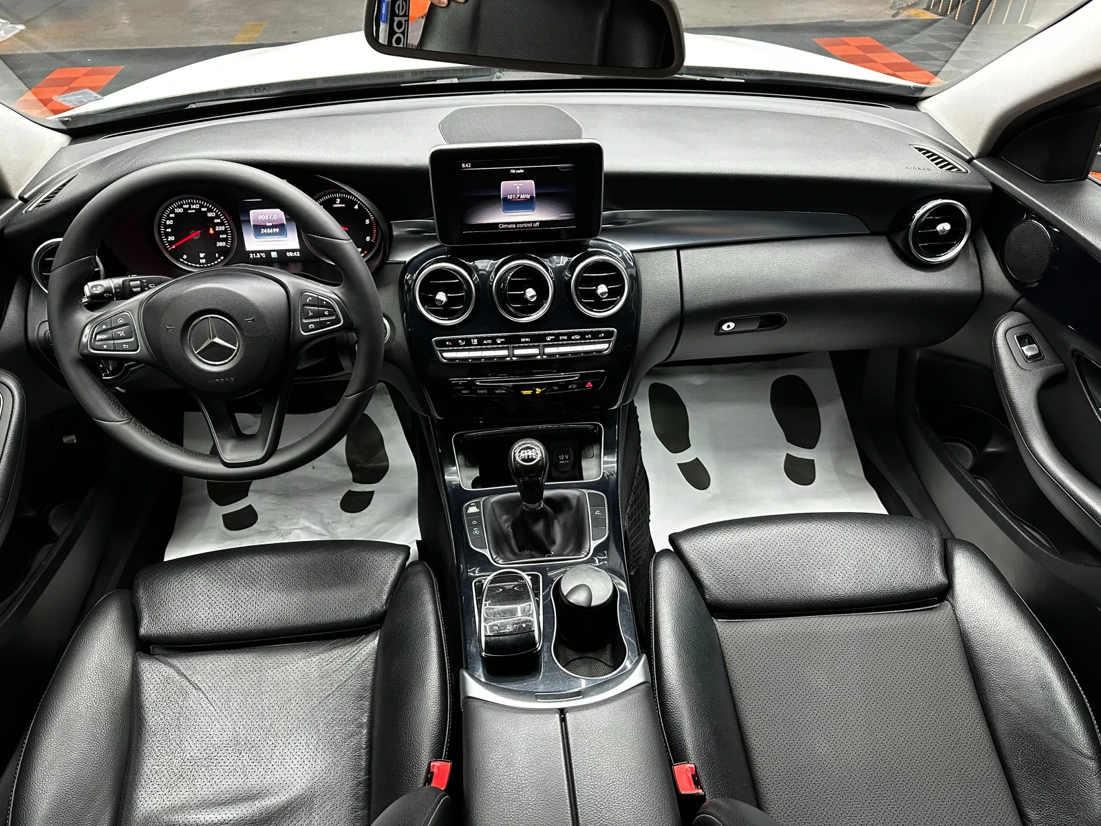 Mercedes-Benz C 200 Bluetech/Ръчни скорости/, снимка 9 - Автомобили и джипове - 56103786