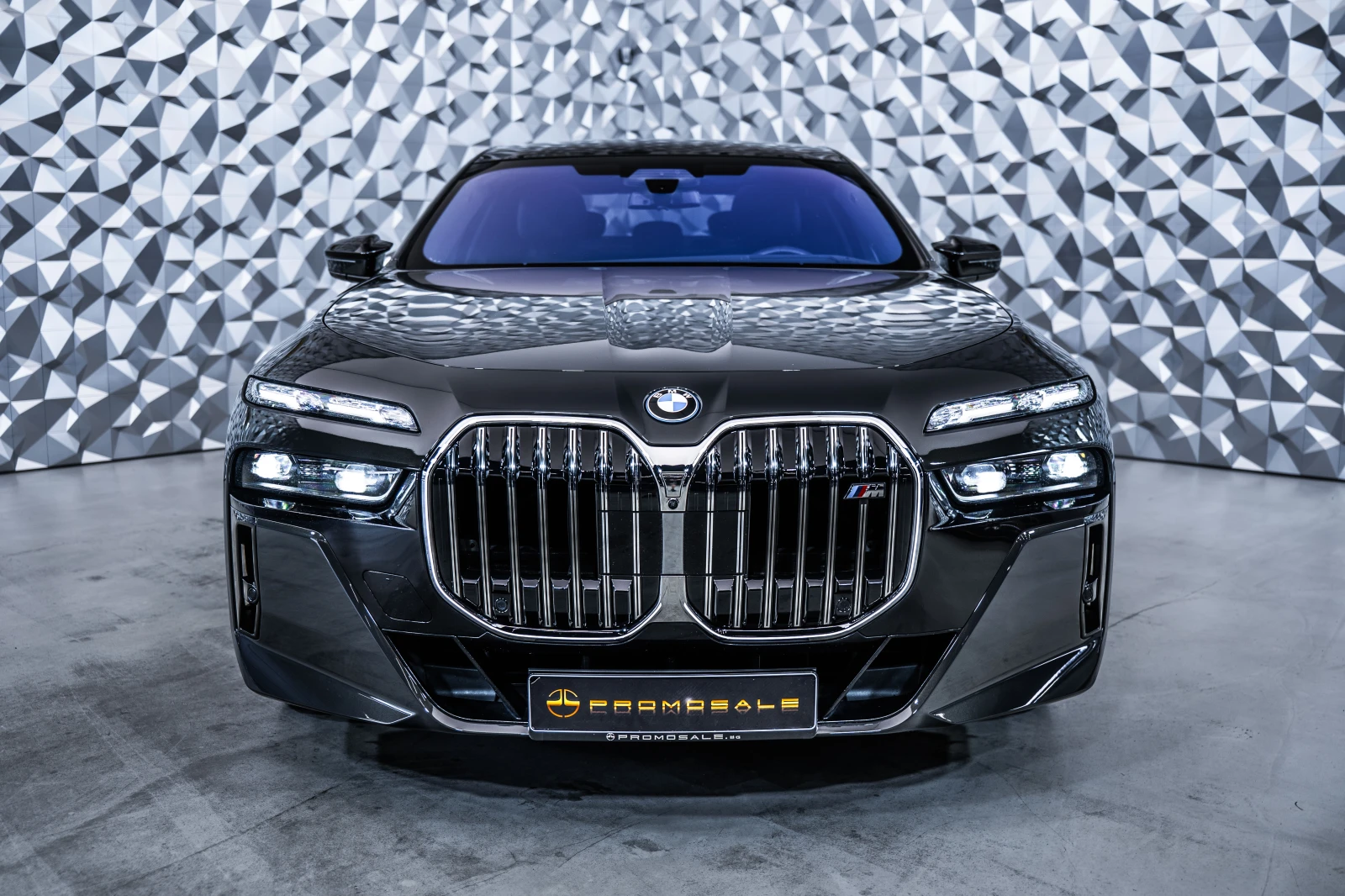 BMW 760 M760e xDrive * Msport* B&W* 360* Individual, снимка 2 - Автомобили и джипове - 55786307