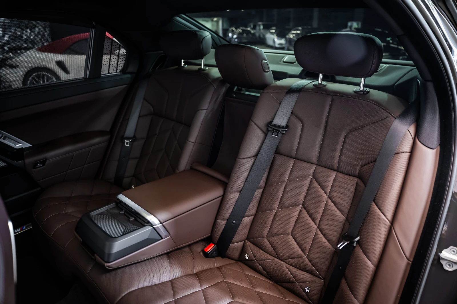 BMW 760 M760e xDrive * Msport* B&W* 360* Individual, снимка 16 - Автомобили и джипове - 55786307