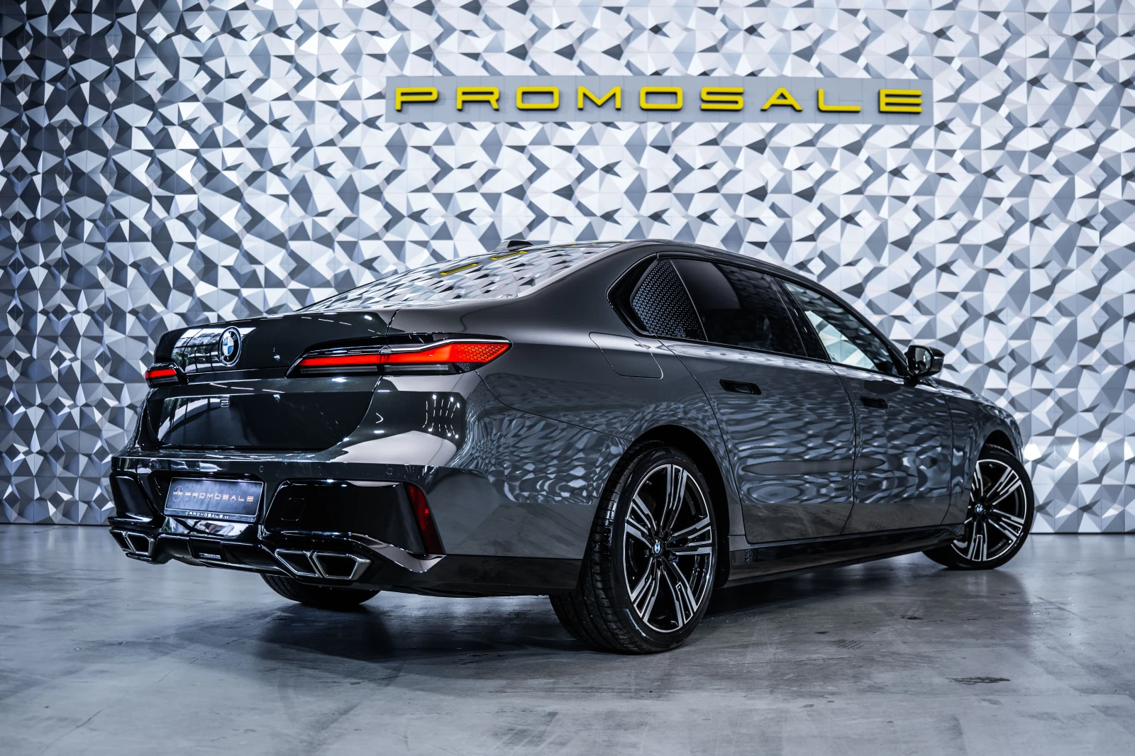 BMW 760 M760e xDrive * Msport* B&W* 360* Individual, снимка 4 - Автомобили и джипове - 55786307