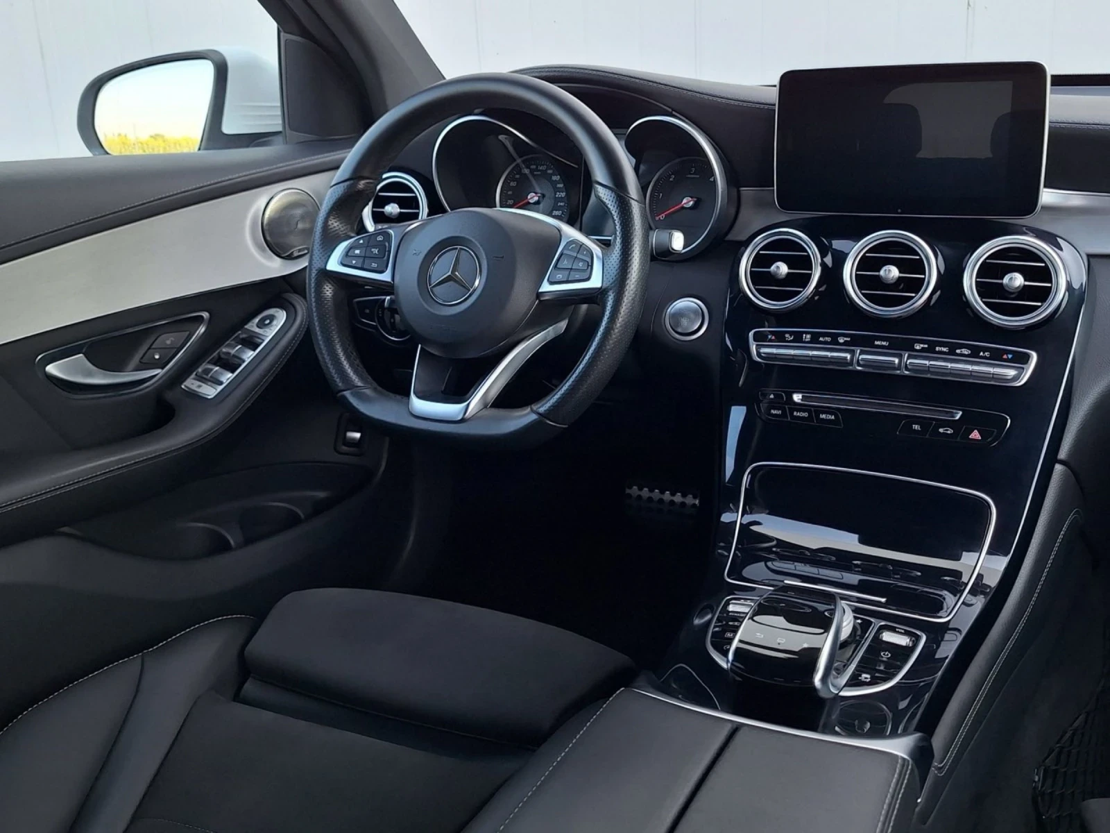 Mercedes-Benz GLC 220 AMG* PREMIUM* ПЪЛНА СЕРВИЗНА ИСТОРИЯ В МЕРЦЕДЕС , снимка 11 - Автомобили и джипове - 55040496