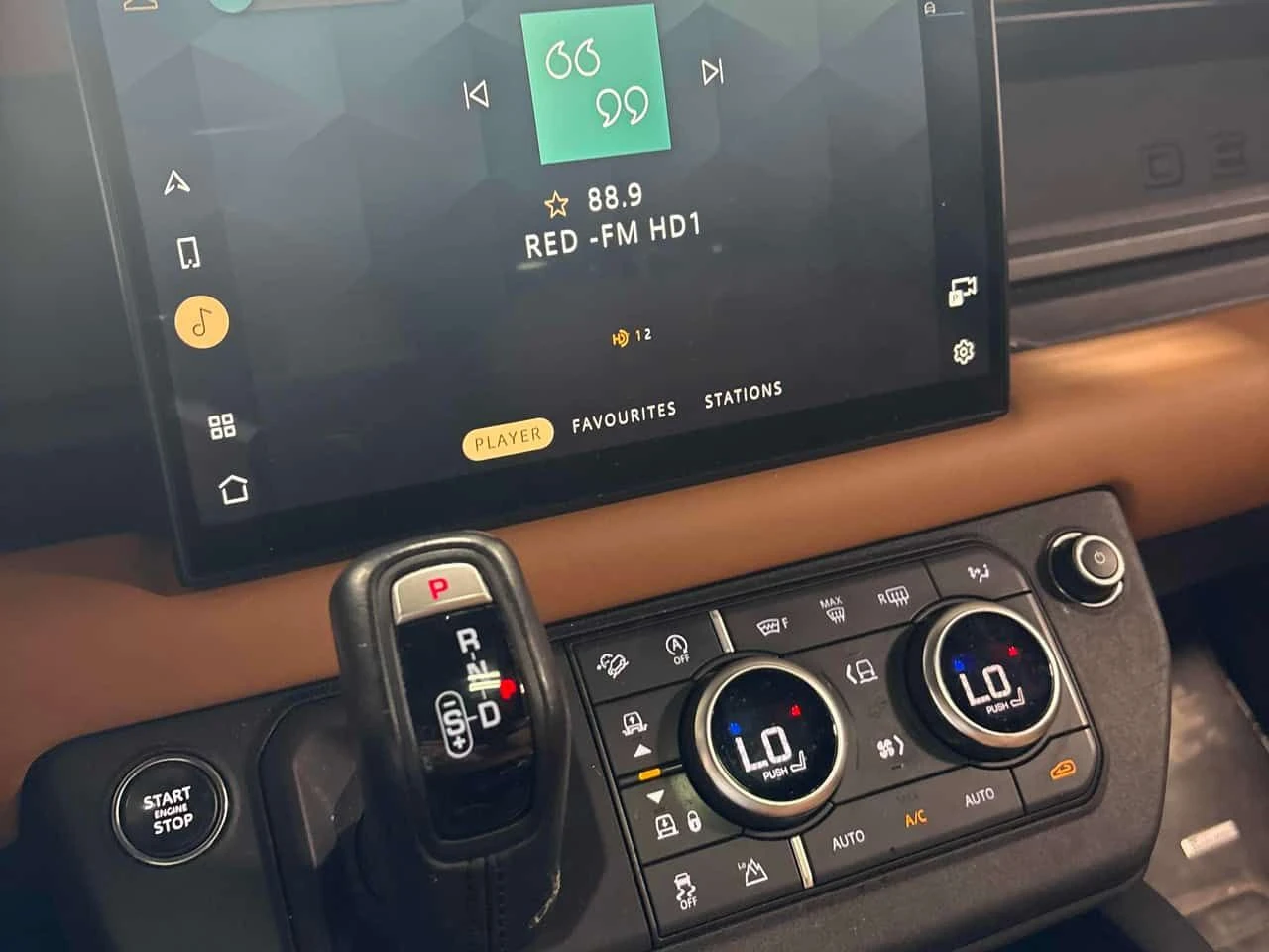 Land Rover Defender * 110 AWD * АВТОКРЕДИТ БЕЗ ПЪРВОНАЧАЛНА ВНОСКА* , снимка 9 - Автомобили и джипове - 55529904