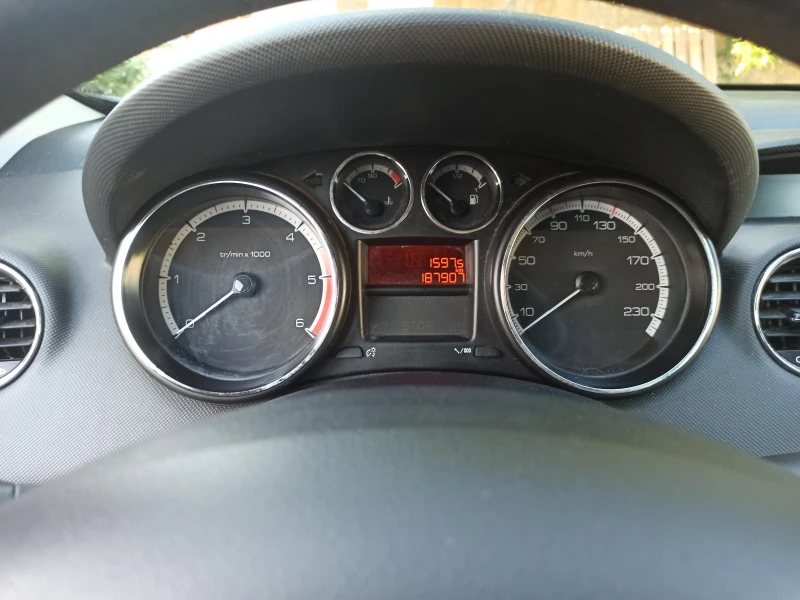 Peugeot 308 1.6 HDI, снимка 15 - Автомобили и джипове - 51381882