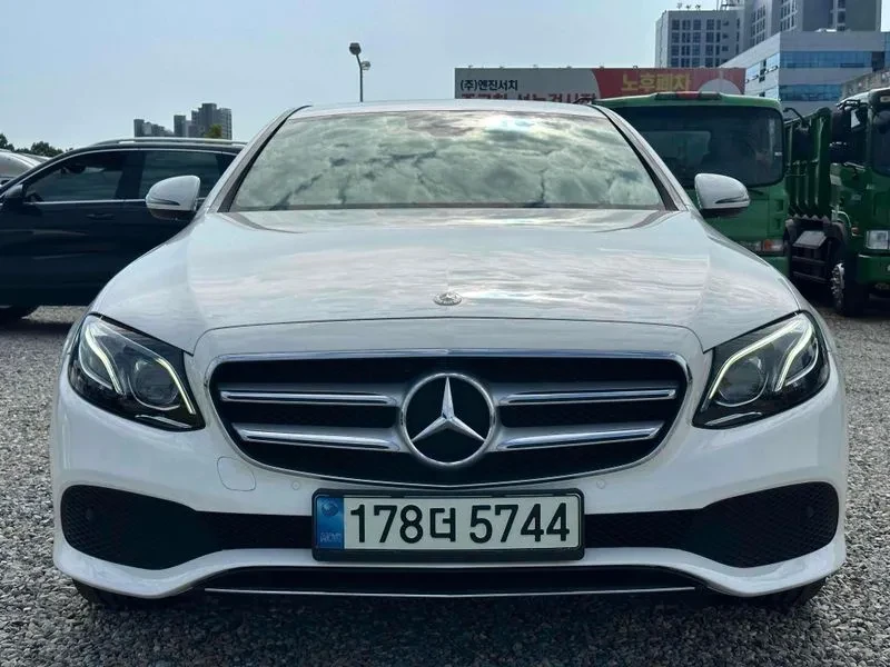 Mercedes-Benz E 220 Avantgarde - САМО 30% АВАНС, снимка 2 - Автомобили и джипове - 55429306