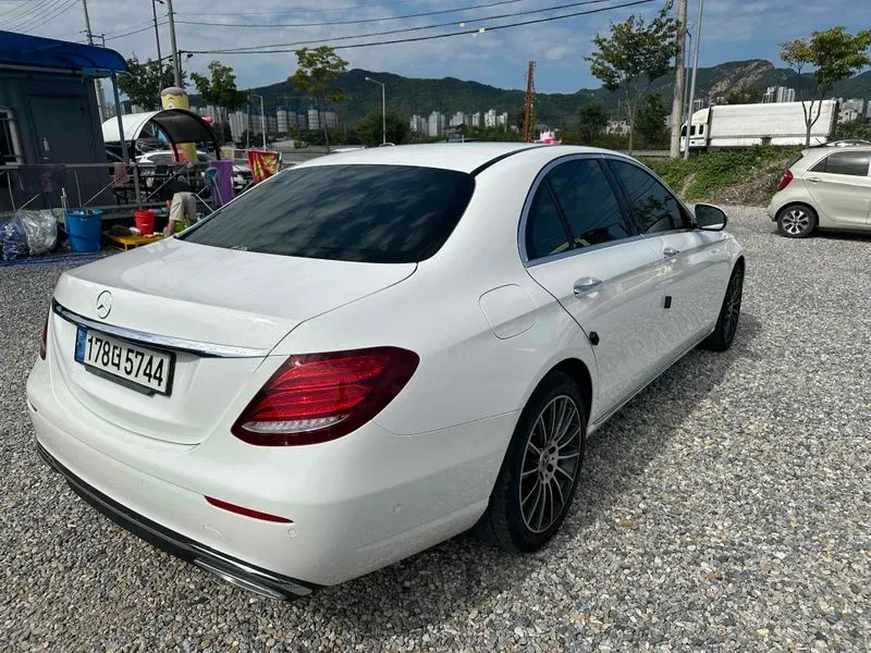 Mercedes-Benz E 220 Avantgarde - САМО 30% АВАНС, снимка 6 - Автомобили и джипове - 55429306