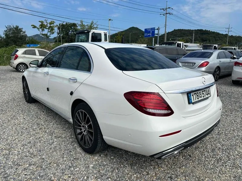 Mercedes-Benz E 220 Avantgarde - САМО 30% АВАНС, снимка 4 - Автомобили и джипове - 55429306