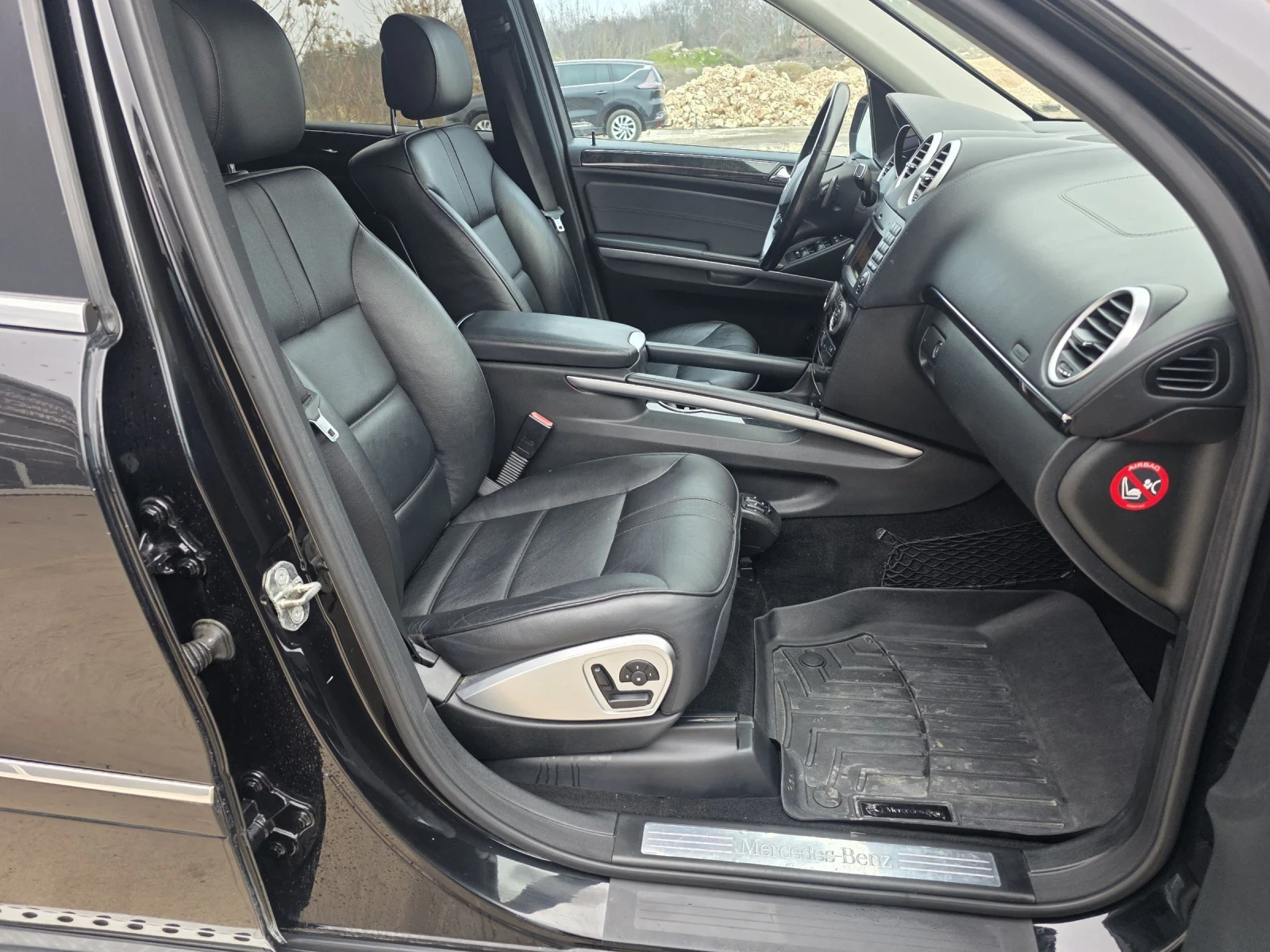 Mercedes-Benz ML 550 AMG пакет , V8 388к.с, Пълна сервизна история , снимка 12 - Автомобили и джипове - 54144761