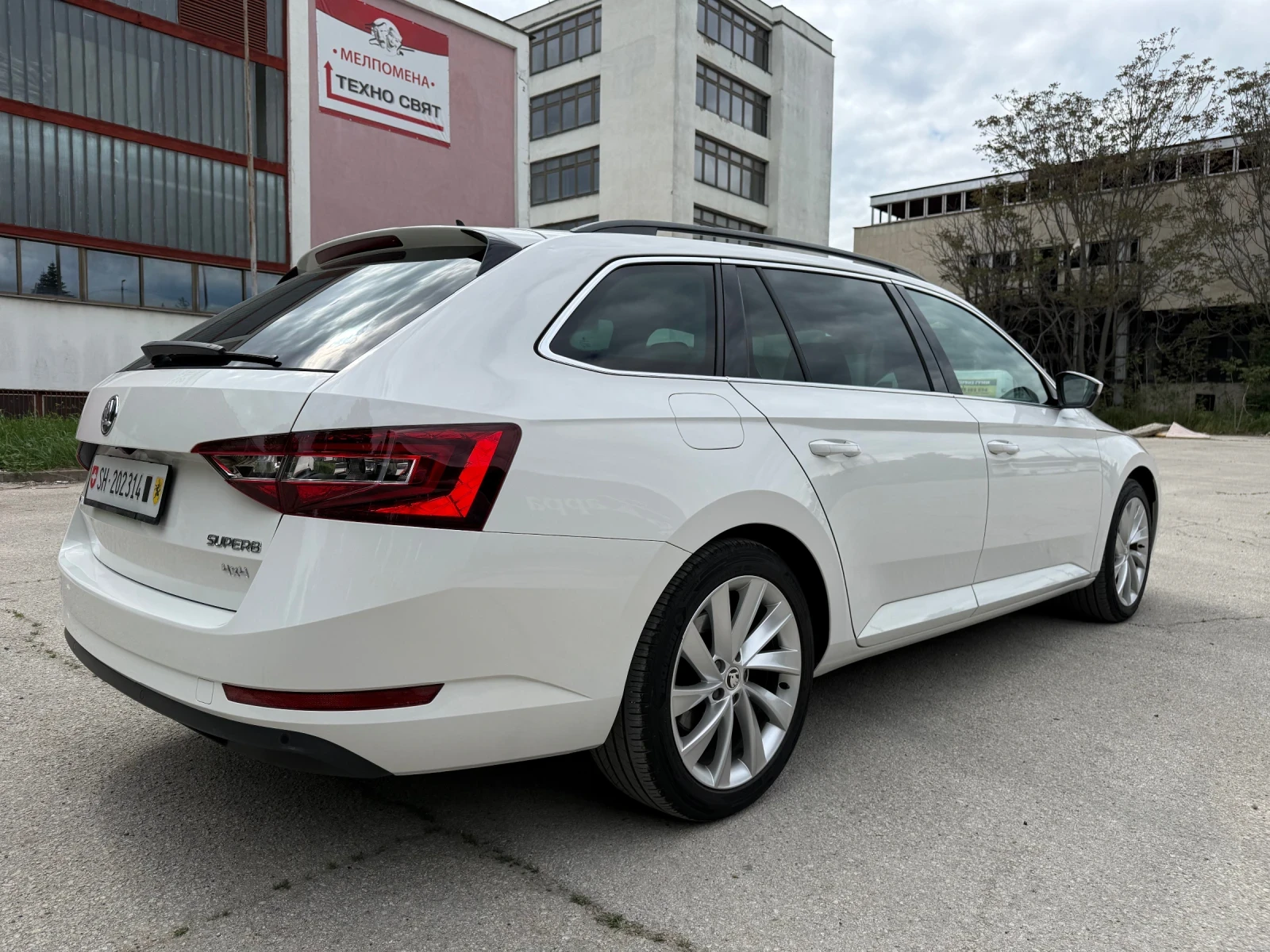 Skoda Superb 2.0TDI / DSG / 4x4, снимка 4 - Автомобили и джипове - 54559190