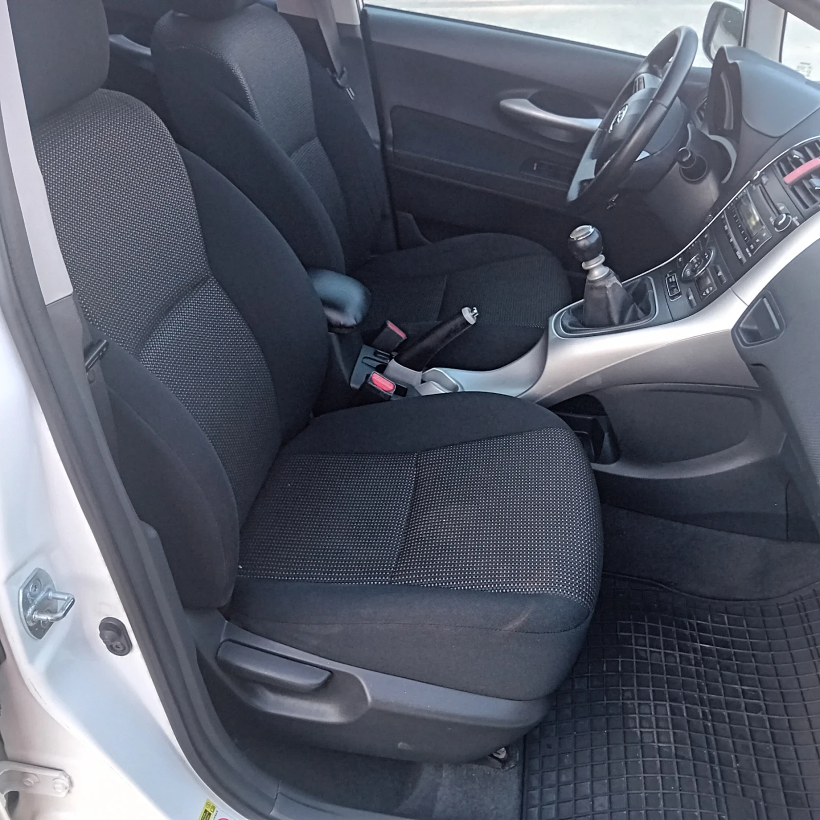 Toyota Auris 2.0 126к.Face, снимка 11 - Автомобили и джипове - 55630396